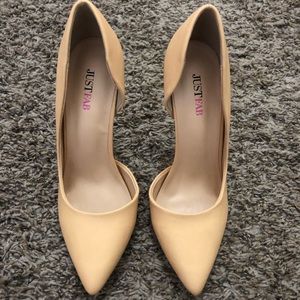 Nude pumps